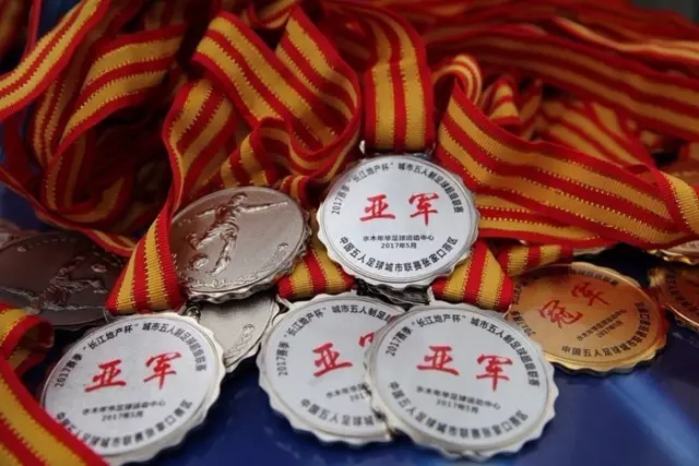 拜仁官方：比朔夫将接替今夏离队的格雷茨卡，成为球队的新8号